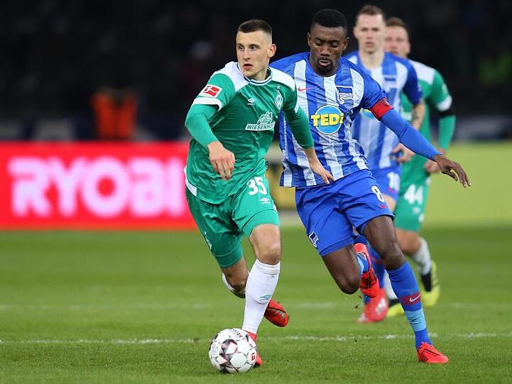 Bremens Maximilian Eggestein (l) kämpft mit Herthas Salomon Kalou um den Ball.
