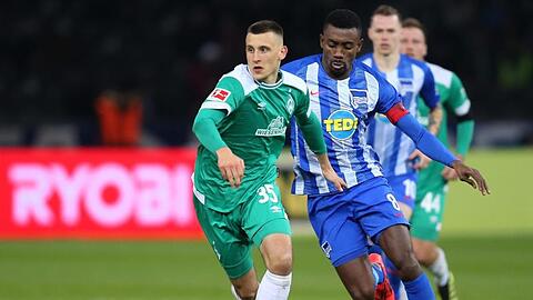 Bremens Maximilian Eggestein (l) kämpft mit Herthas Salomon Kalou um den Ball.