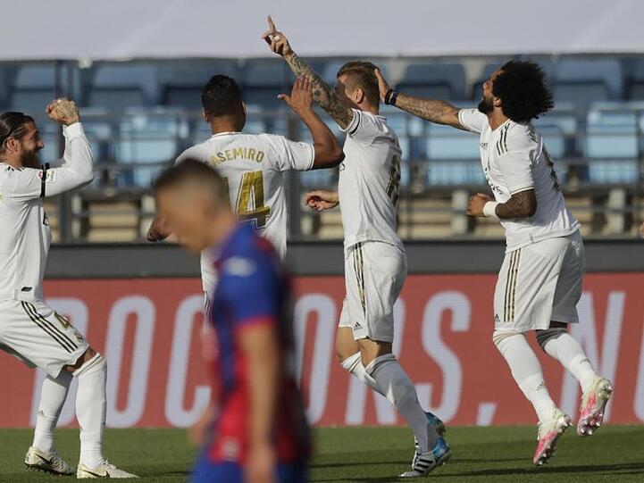 Toni Kroos (2.v.r) brachte Real beim Sieg gegen Eibar in Führung.