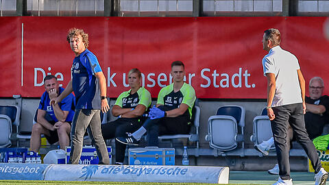 Meppens Trainer Krämer (l.) war mit einer Schiedsrichterentscheidung nicht einverstanden.