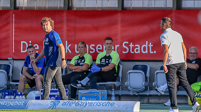 Meppens Trainer Krämer (l.) war mit einer Schiedsrichterentscheidung nicht einverstanden.