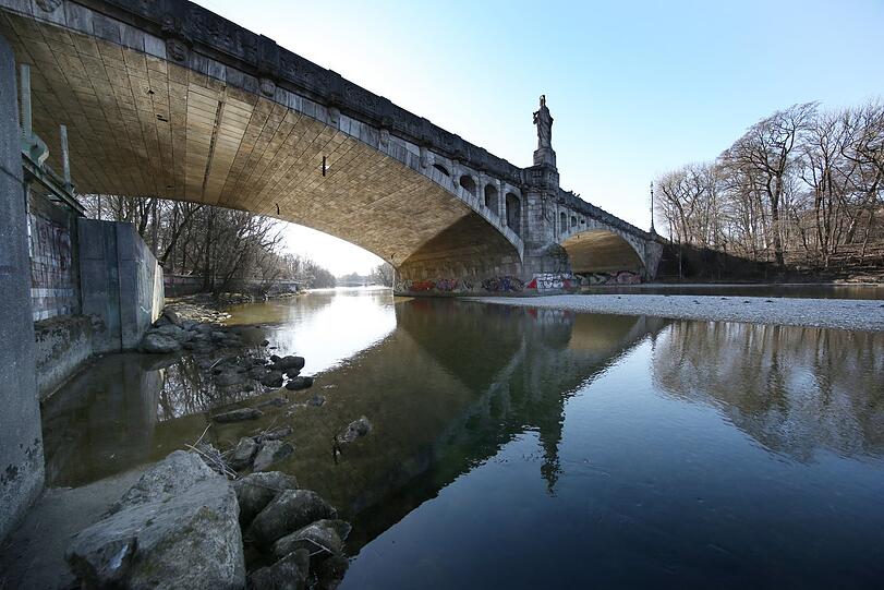 Und hier der Blick auf die äußere Maximiliansbrücke.