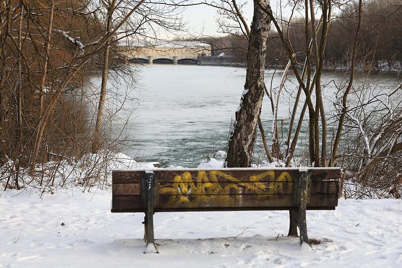 Top Platz: Von dieser Bank aus hat man das Isar-Wehr voll im Blick.