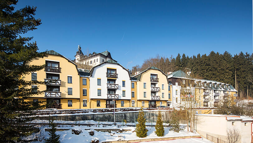 Das Spa Hotel Děvín liegt umgeben vom Kaiserwald. Das Spa Hotel Děvín liegt umgeben vom Kaiserwald.