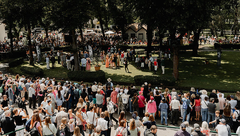 F&uuml;r das leibliche Wohl sorgen Foodtrucks und Foodpavillions und vielleicht genie&szlig;en Sie ja auch ein Glas Champagner, wenn "Sie" ein Rennen gewonnen haben.