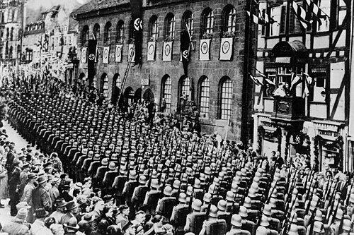 Nach Nürnberg kam Adolf Hitler immer gern. Er residierte im &bdquo;Deutschen Hof&ldquo;, inzenierte Aufmärsche und ließ sich von der Menge bejubeln.