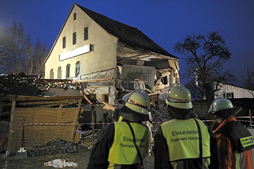 Bei einer Nürnberger Gaststätte explodierte ein Nebengebäude und verursachte großen Schaden. Die Ursache ist bisher nicht bekannt.