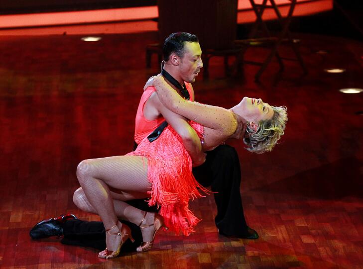 Die Promis bei Let's Dance geben Gas, zeigen immer mehr nackte Haut, immer gewagtere Outfits - sehen Sie hier die heißen Bilder...