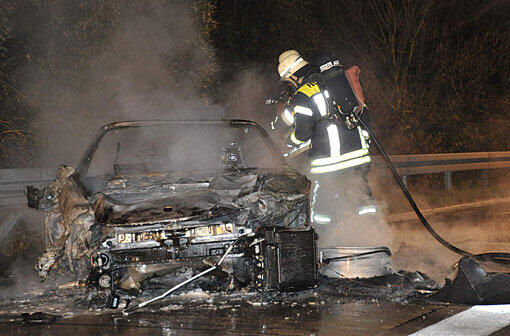 &bdquo;Die haben wahnsinniges Glück gehabt. Ihr Porsche war mit mindesten Tempo 150 Kilometern pro Stunde unterwegs&ldquo; - die Bilder vom Horror-Crash auf der A92.
