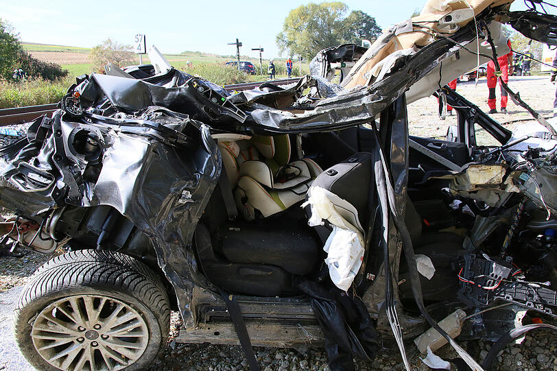 Zug erfasst Auto mit Familie: Bilder von der Unfallstelle.