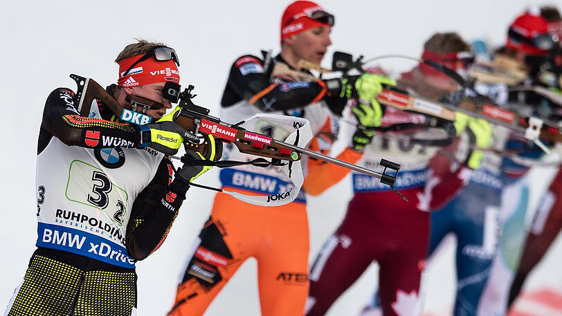 Biathlet Benedikt Doll auf dem Schießstand beim Weltcup in Ruhpolding. Norwegen gewann die Staffel vor Russland und Deutschland.
