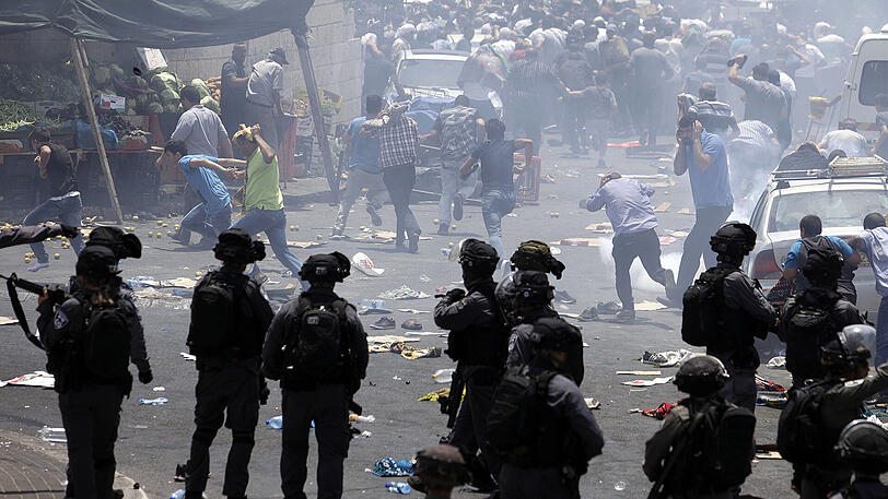 Israelische Soldaten schießen in Jerusalem mit Tränengas in Richtung palästinensischer Demonstranten. Die Palästinenser demonstrieren gegen die Metalldetektoren am Eingang zum Tempelberg.