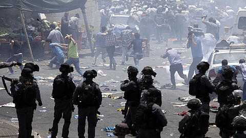 Israelische Soldaten schießen in Jerusalem mit Tränengas in Richtung palästinensischer Demonstranten. Die Palästinenser demonstrieren gegen die Metalldetektoren am Eingang zum Tempelberg.