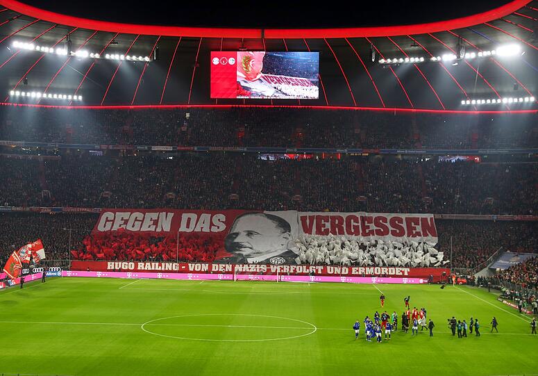 Mit diesem Banner gedachten die Bayern-Fans dem ehemaligen Mitglied Hugo Railing.