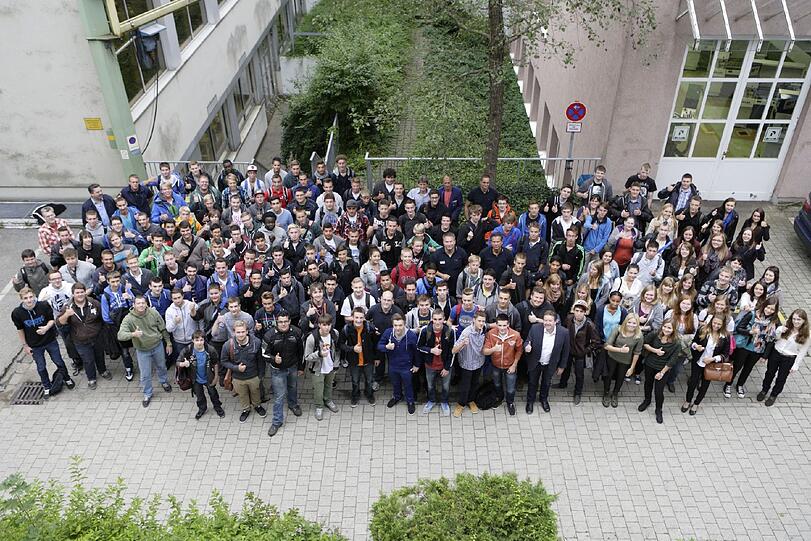 Die Berufsanfänger der SWM beim Gruppenbild.