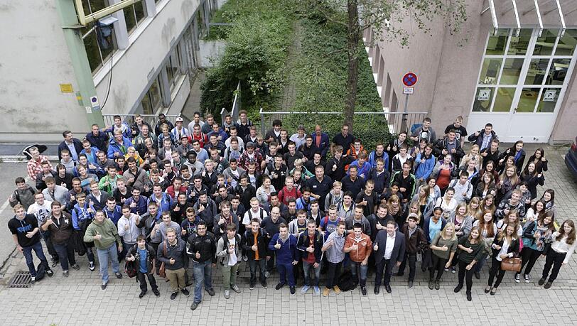 Die Berufsanfänger der SWM beim Gruppenbild. Die Berufsanfänger der SWM beim Gruppenbild.