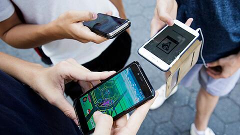 Allein oder in der Gruppe: In München sind zahlreiche Pokémon-Jäger unterwegs.