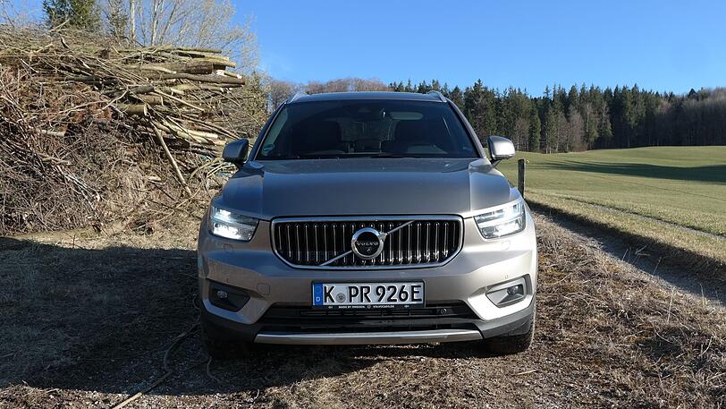 Kühler mit Querstrebe, Tagleuchten im Design von Thors Hammer: die XC40-Front.