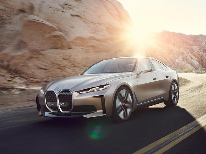 Nach der Absage des Genfer Autosalons hat BMW die Weltpremiere des vollelektrischen Concept i4 ohne Publikum in München gefeiert und im Internet übertragen.