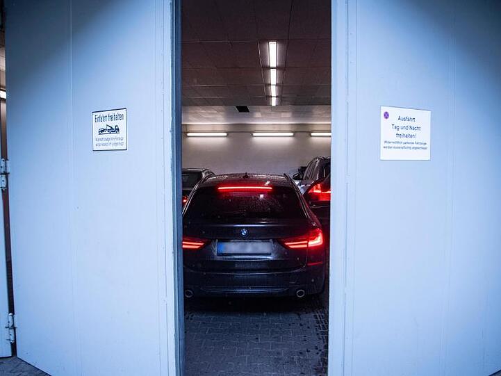 Die Tore der Sicherheitsschleuse am Landgericht schließen sich hinter den Fahrzeugen, mit denen die Angeklagten im Mordfall Lübcke ins Gerichtsgebäude gebracht worden sind.