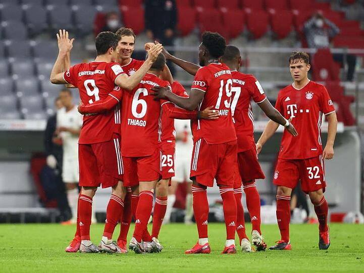 Robert Lewandowski (l) feiert mit seinen Mannschaftskollegen sein Tor zum 2:1-Sieg gegen Eintracht Frankfurt.