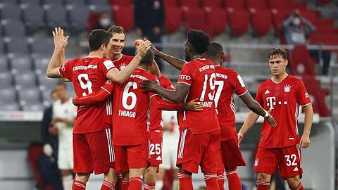 Robert Lewandowski (l) feiert mit seinen Mannschaftskollegen sein Tor zum 2:1-Sieg gegen Eintracht Frankfurt.