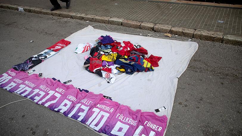 Gefälschte Trikots der deutschen Nationalmannschaft - unter anderem eines mit Nazisymbol und dem Schriftzug "Führer" - bei einem Straßenhändler in Mallorca (Symbolbilld)