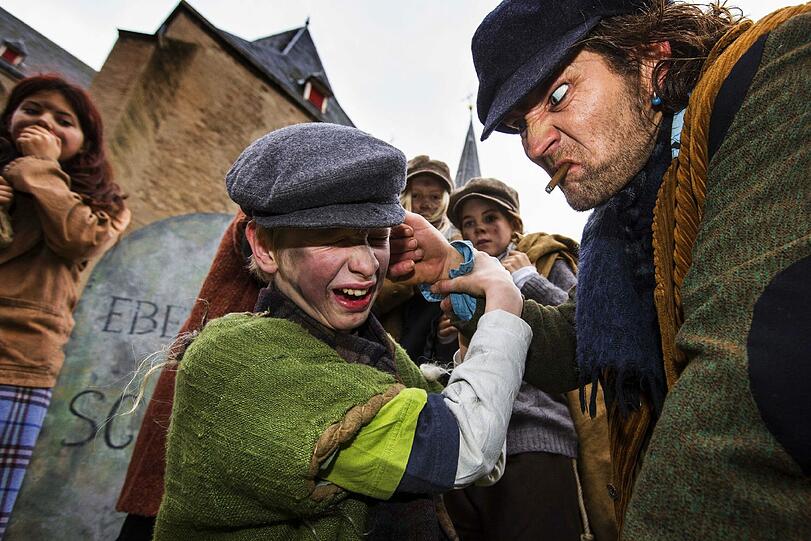 10. Neben der biblischen Weihnachtsgeschichte gibt es viele berühmte literarische Geschichten. Wer schrieb im 19. Jahrhundert den Roman «A Christmas Carol» um den herzlosen Geschäftemacher Scrooge?  A: Oscar Wilde  B: Emily Brontë  C: Lewis Carroll  D: Charles Dickens