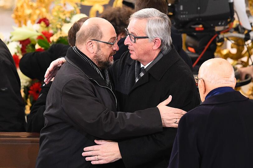 EU-Kommissionspräsident Jean-Claude Juncker (r.) und Martin Schulz, Präsident des Europäischen Parlaments, erweisen Helmut Schmidt die letzte Ehre.