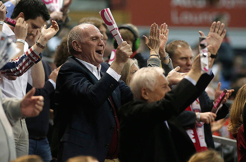 Uli Hoeneß war am Samstag mit seiner Frau Susi im Audi Dome zu Gast und bejubelte den Sieg des FC Bayern.