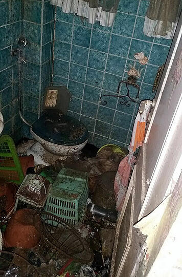 Müll, Exkremente, Tier-Kadaver: Die Bilder aus dem Horror-Haus sind kaum zu ertragen.