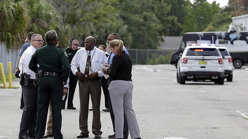 Polizei steht am Montag in Orlando am Ort des Geschehens. Dort sind mehrere Menschen durch Schüsse getötet worden.
