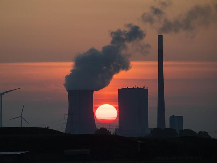 Die Sonne geht hinter dem Kohlekraftwerk Mehrum im Landkreis Peine auf. Deutschland soll bis spätestens 2038 aus der klimaschädlichen Stromgewinnung aus Braun- und Steinkohle aussteigen.