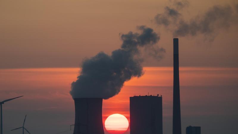 Die Sonne geht hinter dem Kohlekraftwerk Mehrum im Landkreis Peine auf. Deutschland soll bis spätestens 2038 aus der klimaschädlichen Stromgewinnung aus Braun- und Steinkohle aussteigen. Die Sonne geht hinter dem Kohlekraftwerk Mehrum im Landkreis Peine auf. Deutschland soll bis spätestens 2038 aus der klimaschädlichen Stromgewinnung aus Braun- und Steinkohle aussteigen.