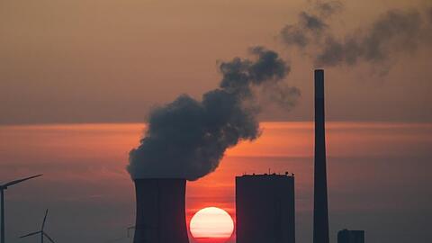 Die Sonne geht hinter dem Kohlekraftwerk Mehrum im Landkreis Peine auf. Deutschland soll bis spätestens 2038 aus der klimaschädlichen Stromgewinnung aus Braun- und Steinkohle aussteigen.