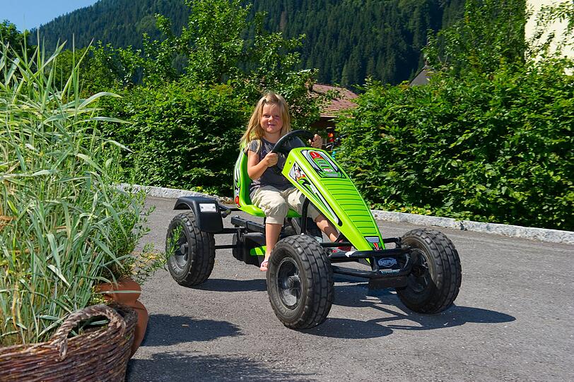Auf Ihre Kinder warten viele tolle Outdoor Aktivitäten wie z.B. Berg Go Karts, ein Piratenschiff mit Schwengelpumpe und Rutsche, Slackline, Pony reiten, Lagerfeuerplatz und ein Steichelzoo.