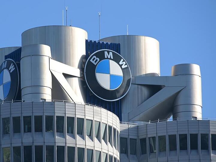 Blick auf das BMW-Logo am Münchner Firmensitz. Foto: Tobias Hase/dpa/Symbolbild