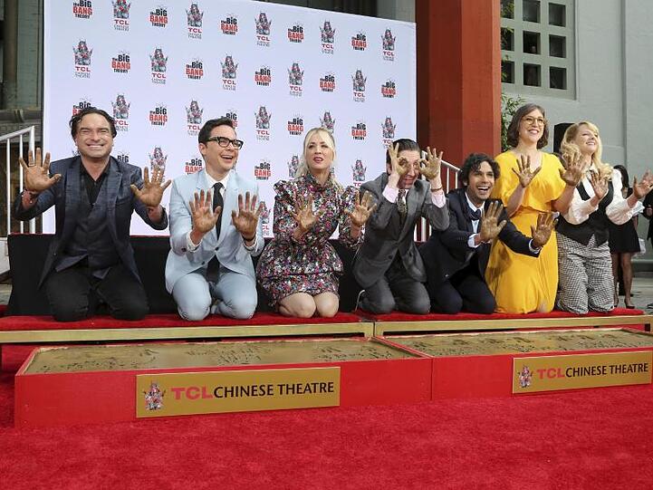 Sieben auf einem Streich: Johnny Galecki (l-r), Jim Parsons, Kaley Cuoco, Simon Helberg, Kunal Nayyar, Mayim Bialik und Melissa Rauch haben ihre Hände in den feuchten Zement gedückt.