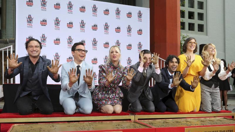 Sieben auf einem Streich: Johnny Galecki (l-r), Jim Parsons, Kaley Cuoco, Simon Helberg, Kunal Nayyar, Mayim Bialik und Melissa Rauch haben ihre Hände in den feuchten Zement gedückt. Sieben auf einem Streich: Johnny Galecki (l-r), Jim Parsons, Kaley Cuoco, Simon Helberg, Kunal Nayyar, Mayim Bialik und Melissa Rauch haben ihre Hände in den feuchten Zement gedückt.