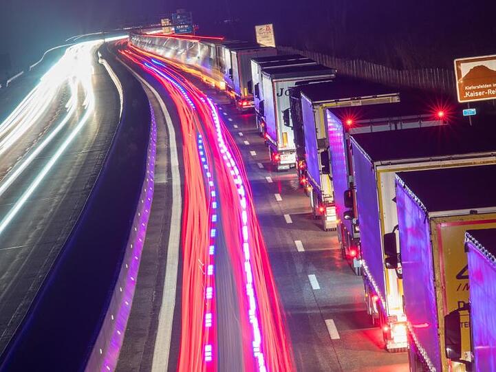 Lastwagen stehen auf der Autobahn A93 vor der bayerisch-österreichischen Grenze in Fahrtrichtung Österreich im Stau. Foto: Peter Kneffel/Archiv
