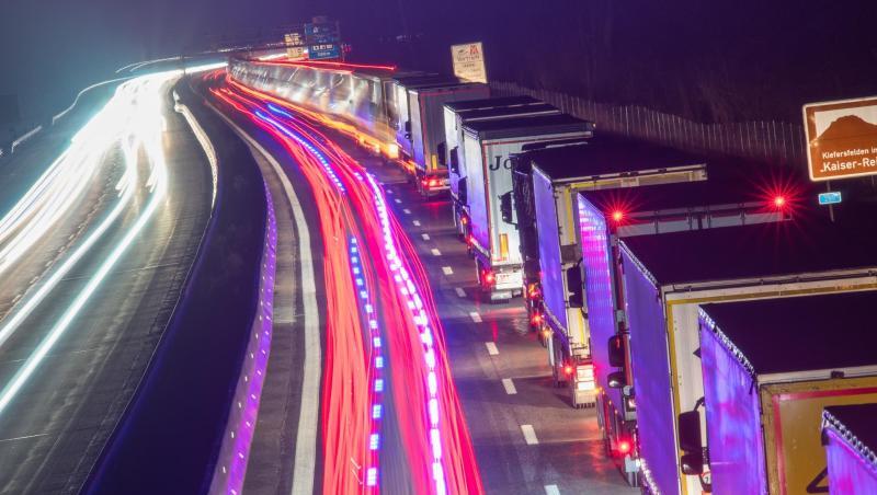 Lastwagen stehen auf der Autobahn A93 vor der bayerisch-österreichischen Grenze in Fahrtrichtung Österreich im Stau. Foto: Peter Kneffel/Archiv