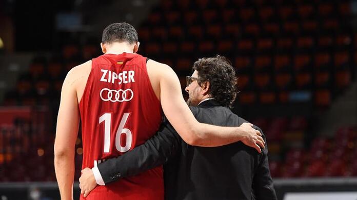 Bayern Trainer Andrea Trinchieri (r) und Paul Zipser gehen nach dem Spiel vom Platz.