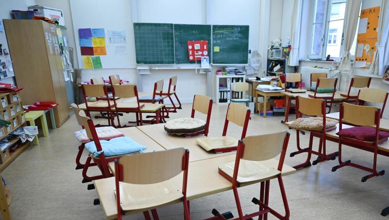 Stühle sind in einem leeren Klassenzimmer in einer Schule in Frankfrut auf den Tischen abgestellt.