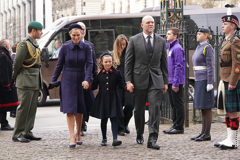 Die Enkelin der Queen Zara Tindal (l-r) trifft mit ihrer Tochter Mia und ihrem Ehemann Mike Tindall zu einem Gedenkgottesdienst für Prinz Philip in der Westminster Abbey ein.
