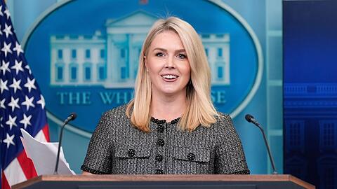 Das Weiße Haus - hier Pressesprecherin Karoline Leavitt - sieht die Aushandlung Dutzender internationaler Handelsdeals innerhalb von Wochen selbst als große Herausforderung.