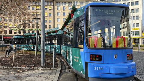 Die Christkindltram  dreht noch bis zum vierten  Adventssonntag, 21. Dezember, ihre Runden ab der Tramwendeschleife am Sendlinger Tor. Sie fährt freitags, samstags und sonntags alle 45 Minuten.