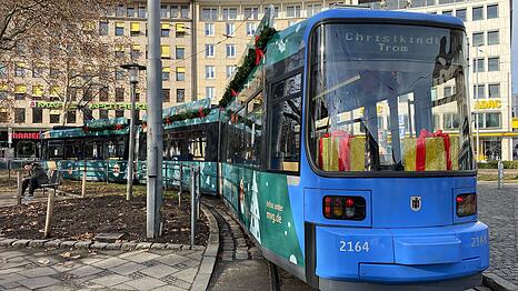 Die Christkindltram  dreht noch bis zum vierten  Adventssonntag, 21. Dezember, ihre Runden ab der Tramwendeschleife am Sendlinger Tor. Sie fährt freitags, samstags und sonntags alle 45 Minuten.