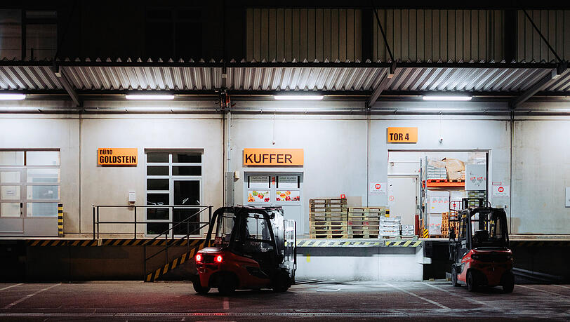 Draußen kurven die Gabelstapler hin und her. Denn die Wege auf dem Großmarkt sind weit. Draußen kurven die Gabelstapler hin und her. Denn die Wege auf dem Großmarkt sind weit.