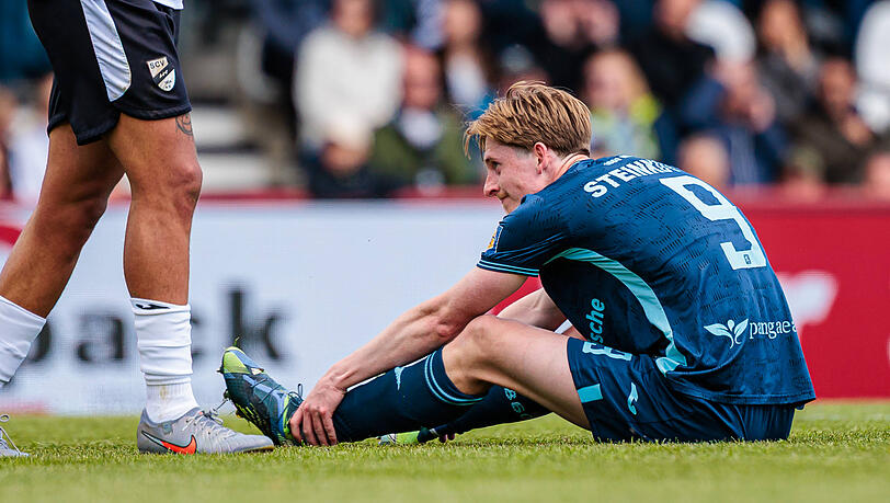Ein Sinnbild der Saison: L&ouml;wen-St&uuml;rmer Justin Steink&ouml;tter sitzt konsterniert am Boden.