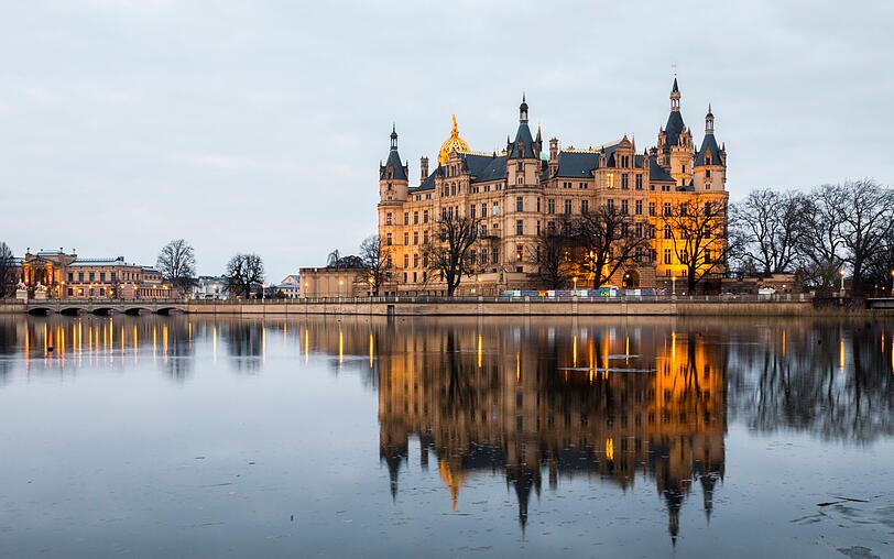 Das imposante Schloss Schwerin liegt mitten in der Stadt und gilt als eines der bedeutendsten Schlösser des Romantischen Historismus in Europa. Seit 1990 ist der Bau auf der Schlossinsel Sitz des Landtages von Mecklenburg-Vorpommern. Zuvor war es jahrhundertelang die Residenz der mecklenburgischen Herzöge und Großherzöge. Das imposante Schloss Schwerin liegt mitten in der Stadt und gilt als eines der bedeutendsten Schlösser des Romantischen Historismus in Europa. Seit 1990 ist der Bau auf der Schlossinsel Sitz des Landtages von Mecklenburg-Vorpommern. Zuvor war es jahrhundertelang die Residenz der mecklenburgischen Herzöge und Großherzöge.